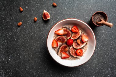 Sağlıklı diyet kahvaltı. Chia tohumlu yulaf ezmesi ve meyve inciri, çilek, glüten, laktozsuz, fitness yiyeceği. en üstteki görünüm.