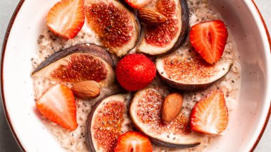 Sağlıklı diyet kahvaltı. Chia tohumlu yulaf ezmesi ve meyve inciri, çilek, yemek tarifi geçmişi. Kapat..