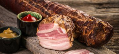 Ev yapımı tuzlanmış domuz pastırması, domuz yağı, yakın plan, yemek tarifi arka plan, uzun pankart.