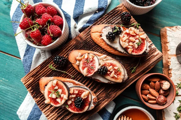 Smörgåsar Med Ricotta Färska Fikon Bär Nötter Och Honung Rustik — Stockfoto