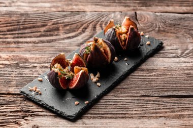 İncir meyvesi, peynir, fındık ve baldan yapılmış lezzetli bir tatlı. Aperatif, aperatif olarak ideal..