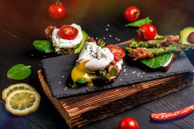 Lezzetli kahvaltı ya da atıştırmalık ızgara tost cadı kuşkonmaz, haşlanmış yumurta, arka planda pastırma..