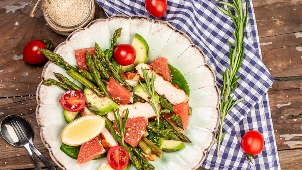 Lezzetli kuşkonmaz, salata, tavuk avokado, domates. Üst görünüm.