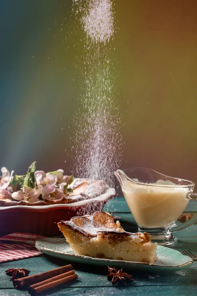 Käsekuchenäpfel Mit Äpfeln Und Zimt Gewürzen Puderzucker Wird Aus Einem — Stockfoto