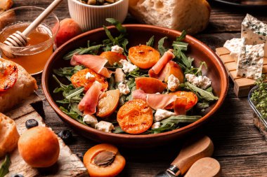 Kızarmış şeftali salatası, marul, mavi peynir, prosciutto, dor mavi peynir, lezzetli kahvaltı veya aperatif, üst manzara.