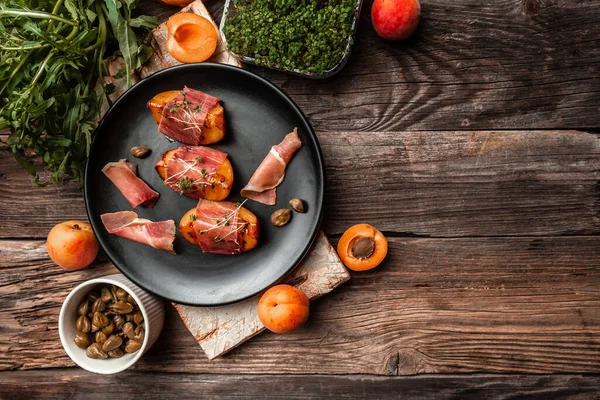 İştah açıcı jambonlu ızgara şeftali, kapari, mikro yeşil, yemek tarifi geçmişi.