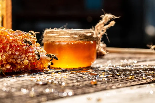Glas Mit Honig Und Wabe Mit Bienen Die Auf Einem — Stockfoto