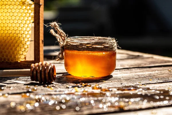 Natuurhoning Met Een Lepel Oude Rustieke Tafel Bijenproducten Volgens Concept — Stockfoto