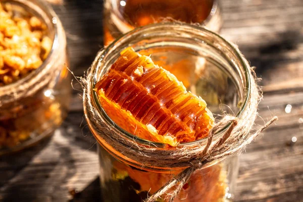 Natuurhoningraat Een Glazen Pot Houten Tafel Honing Achtergrond Bijenproducten Volgens — Stockfoto
