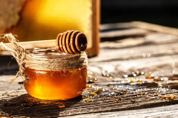 蜂蜜木製の素朴な背景に瓶の中に木製の蜂蜜のディップから滴下 蜂蜜の完全な細胞と結合します バナー メニュー レシピ テキストの場所 — ストック写真