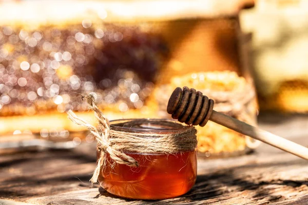 Aromás Méz Fából Készült Asztalon Lévő Üvegbe Méhészeti Termékek Organikus — Stock Fotó