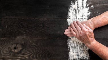 Hamur yoğuran fırıncının elleri. Ekolojik olarak doğal hamur işleri hazırlıyor. pankart, menü, tarif, metin için yer.