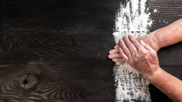 Hamur yoğuran fırıncının elleri. Ekolojik olarak doğal hamur işleri hazırlıyor. pankart, menü, tarif, metin için yer.