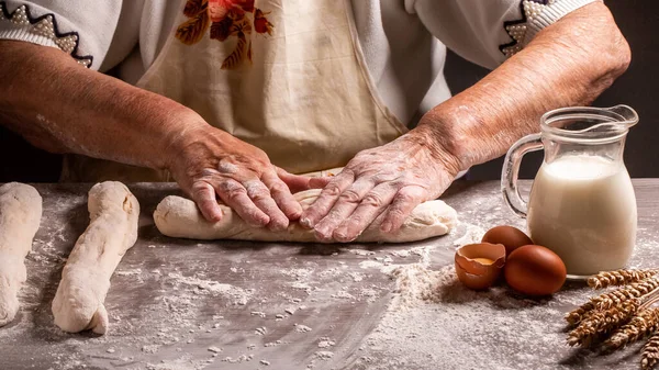 Pane Nelle Vecchie Mani Rugose Della Nonna Primo Piano Pasta — Foto Stock