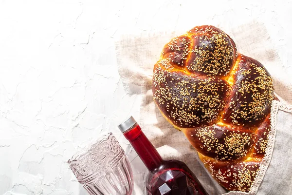 Şabat ya da Şabat konsepti. Challah ekmeği, Şabat şarabı, üst manzara, fotokopi alanı. Geleneksel Yahudi Şabat ritüeli. Şabat Şalom.