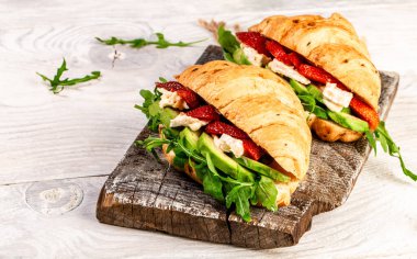 Lezzetli taze kruvasan, yumuşak peynir ve taze çilek manzarası.,