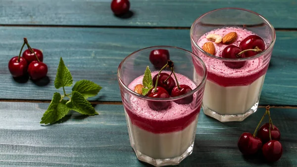 Geleneksel İtalyan tatlı panna cotta ve vişneli jöle. Yazlık yoğurt tatlısı. Yemek tarifi geçmişi. Kapat..