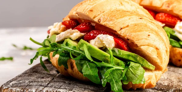 Kahvaltı, iş yemeği, çilekli kruvasan ve krem peynirli krem peynirli kruvasan.,