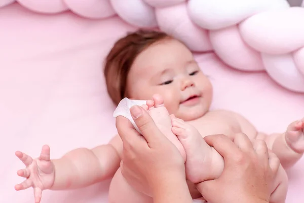 Mère Nettoyer Essuie Corps Jambe Bébé Par Des Tissus Humides — Photo