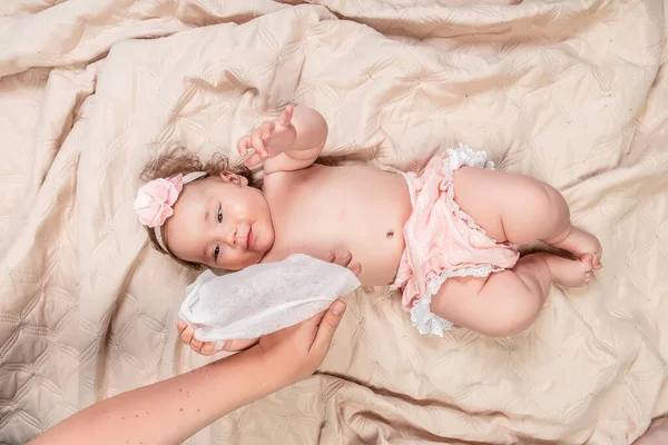 Bebê Recém Nascido Recebendo Uma Mudança Fralda Mãe Limpando Rabo — Fotografia de Stock