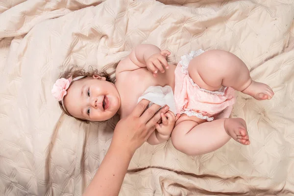 Mãe Limpeza Limpa Corpo Perna Bebê Pelo Tecido Molhado Toalhita — Fotografia de Stock