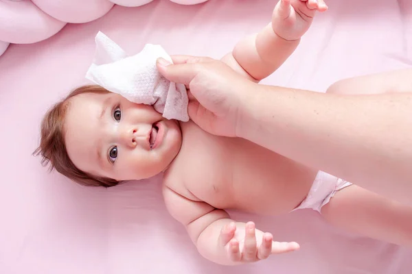 Higiene Jovem Mãe Limpando Corpo Pele Bebê Rosto Com Toalhetes — Fotografia de Stock