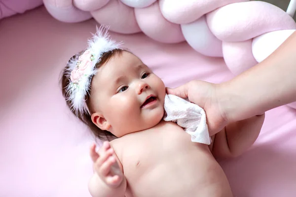 Higiene Jovem Mãe Limpando Corpo Pele Bebê Rosto Com Toalhetes — Fotografia de Stock