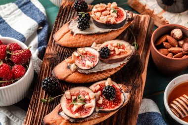 Kızarmış incir, ricotta krem peynir, kekik balı. Sağlıklı gıda konsepti.