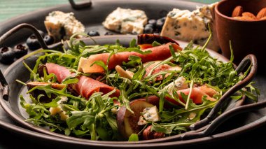 İncirli ve jambonlu taze salata. Uzun pankart biçimi.