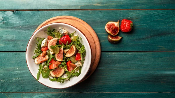 Vegetarische Salade Met Rucola Vijgen Blauwe Kaas Aardbeien Druiven Long — Stockfoto