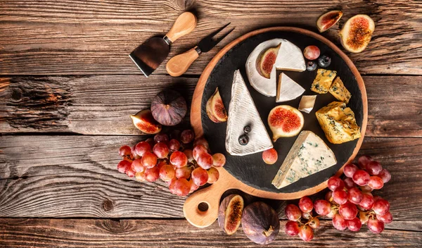 Delicioso Queso Gourmet Surtido Quesos Suaves Servidos Con Higos Frescos — Foto de Stock