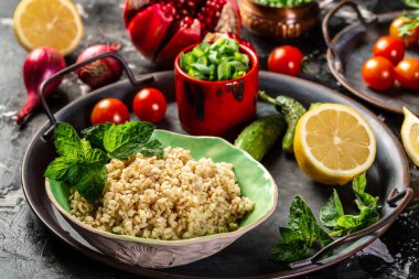 Orta doğu ya da Arap yemekleri, çeşitli mezeler ve abur cuburlar, sebze salatası, zeytin, domates, nar, şifalı otlar. Geleneksel doğu salatası Tabouleh.