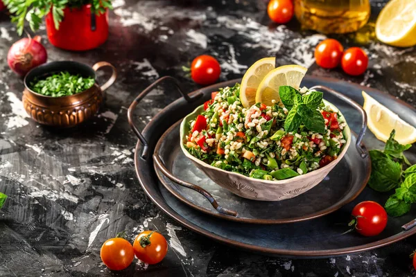 Ensalada Tabbouleh Plato Oriente Medio Árabe Ensalada Vegetariana Levantina Con —  Fotos de Stock