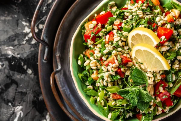 Tabbouleh Salatası Ortadoğu Mezesinin Bir Parçası Üst Görünüm — Stok fotoğraf