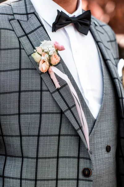 Bruidegom Grijze Smoking Vlinderdas Corrigeren Zijn Knopen Wit Shirt Bruiloft — Stockfoto