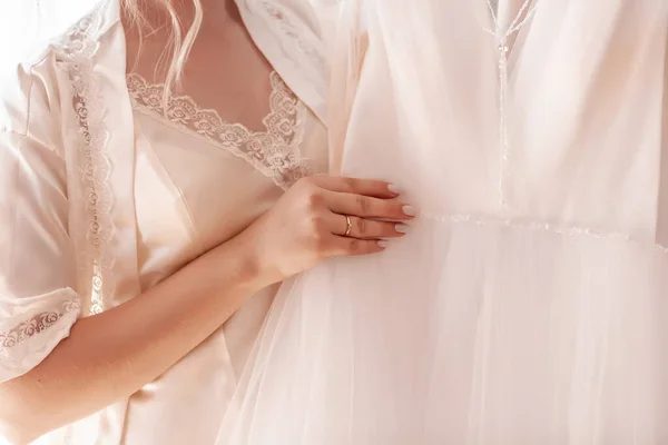 美しいマニキュアを保持するウェディングドレスと花嫁 花嫁の結婚式の準備 白と美しいウェディングドレス式の前に花嫁 結婚式のコンセプト — ストック写真