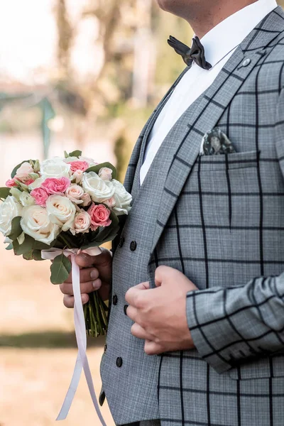 Novio Esmoquin Gris Corbata Corregir Sus Botones Camisa Blanca Boda — Foto de Stock