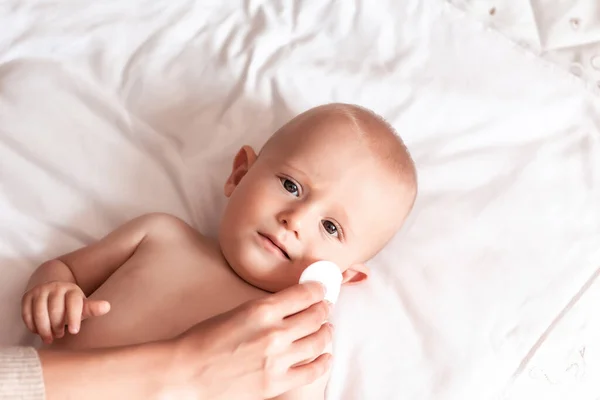 Mère Essuyer Fond Bébé Corps Avec Des Tissus Humides Nettoyer — Photo