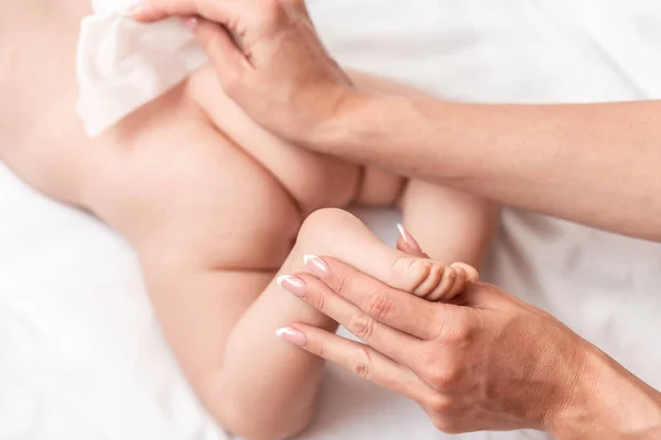 Bebé Recién Nacido Recibe Concepto Cambio Pañal Limpieza Cuidado Madre — Foto de Stock