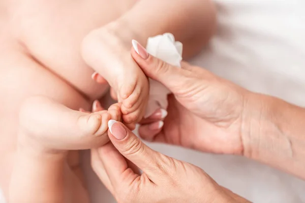 Higiene Mamá Joven Que Limpia Cuidadosamente Cuerpo Piel Del Bebé —  Fotos de Stock