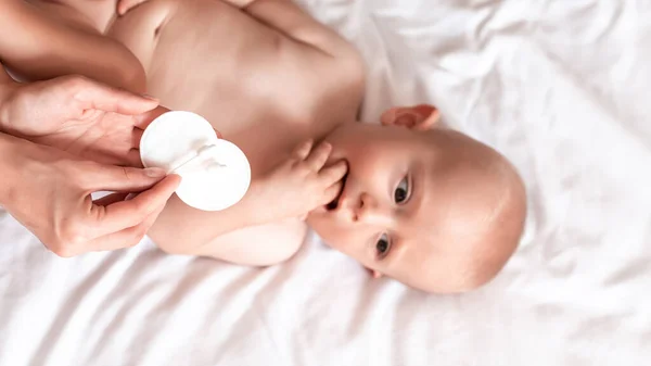 Photo Rapprochée Mères Nettoyant Oreille Son Bébé Avec Coton Tige — Photo