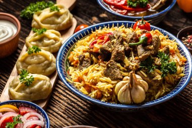 Geleneksel Özbek yemeği sığır eti, havuç, soğan, sarımsak, biber ve kimyon. Geleneksel Asya mutfağı. Yemek tarifi geçmişi. Kapat..