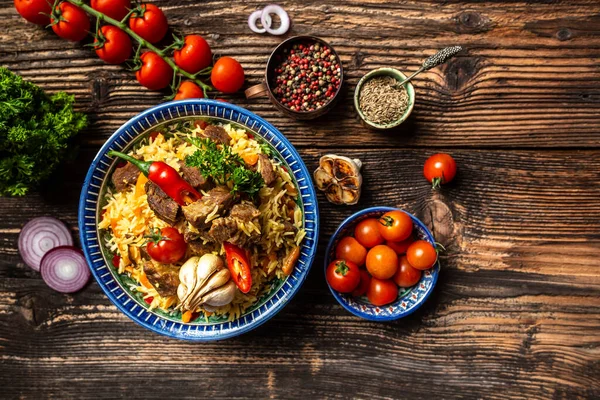 Pilaf Teller Mit Orientalischem Ornament Holzhintergrund Konzept Der Orientalischen Usbekischen — Stockfoto