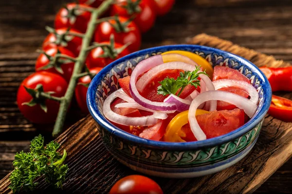 Usbekische Nationale Tomatensalat Achichuk Frische Tomaten Mit Zwiebeln Und Kräutern — Stockfoto