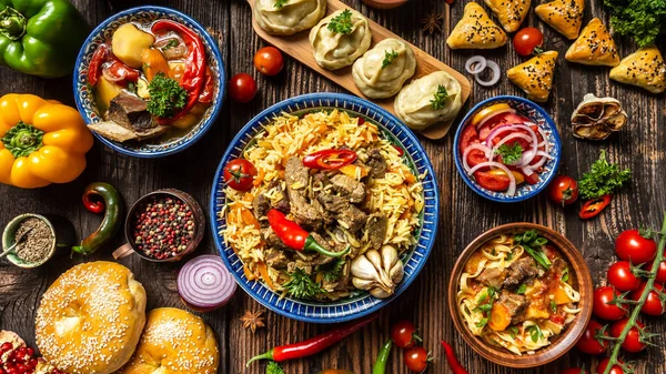 Özbek gıda pilavı samsa lagman manty shurpa Özbek restoran konsepti Özbek gıdası. Ev yapımı Özbek pilavı veya ahşap masa üzerindeki pulluk.