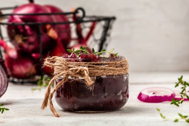 Kavanozda kırmızı soğan reçeli karışımı. Sebze reçeli. Lezzetli sos. Malzemeler korunuyor.