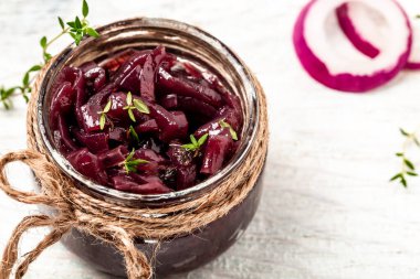 Kırmızı soğan reçeli, turşu, şarap ve kekik soslu turşu, leziz sos. Yemek tarifi geçmişi. Kapat..