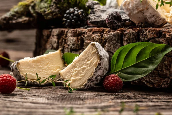 Camembert Queso Blando Francés Brie Con Bayas Albahaca Queso Brie — Foto de Stock
