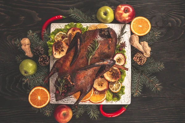 Weihnachts Entenbraten Mit Orangen Und Äpfeln Auf Rustikalem Holztisch Nationalfeiertag — Stockfoto