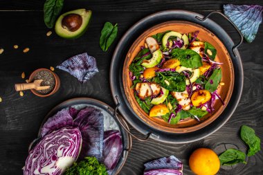 Taze domatesli tavuk filetosu, lahana, ıspanak ve avokado. Düzgün beslenme. Detoks ve sağlıklı konsept. Keto Paleo öğle yemeği. Üst görünüm.